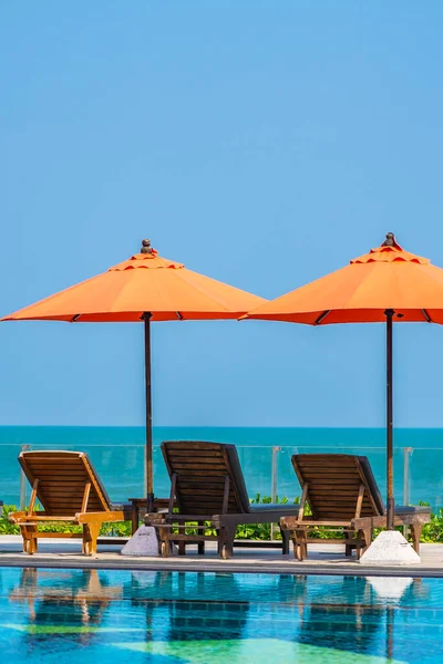Парасолька і стілець навколо відкритого басейну в гарячому морі — стокове фото