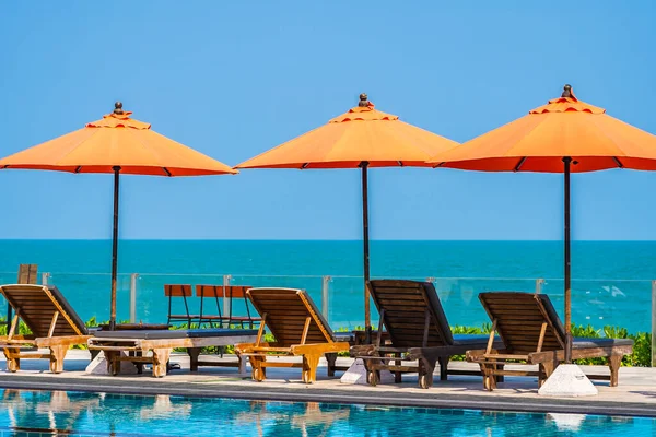 Sonnenschirm und Liegestuhl rund um das Freibad Neary Sea in heißen — Stockfoto