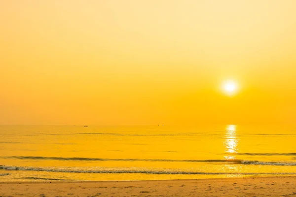 Belle mer tropicale océan plage au lever ou au coucher du soleil — Photo