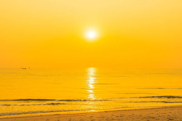 Belle mer tropicale océan plage au lever ou au coucher du soleil — Photo