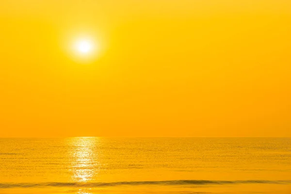 Vacker tropisk havsstrand vid soluppgång eller solnedgång — Stockfoto
