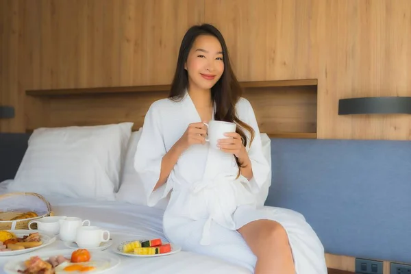 Портрет красива молода азіатка щаслива насолоджується сніданком — стокове фото