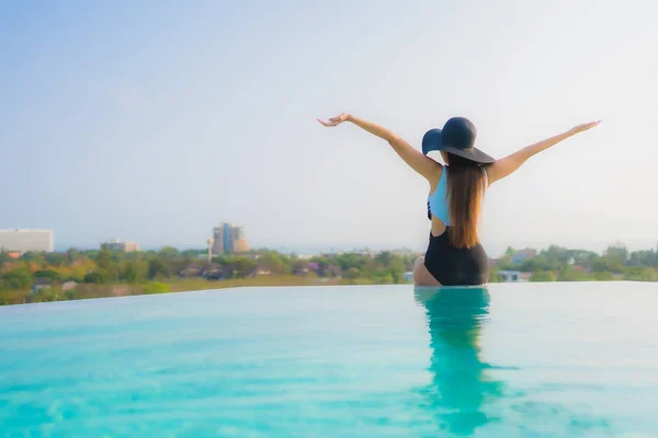 Retrato bonito jovem asiático mulher feliz sorriso relaxar ao redor ou — Fotografia de Stock