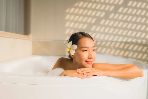 Портрет молодой азиатской женщины расслабиться принять ванну в ванной — стоковое фото