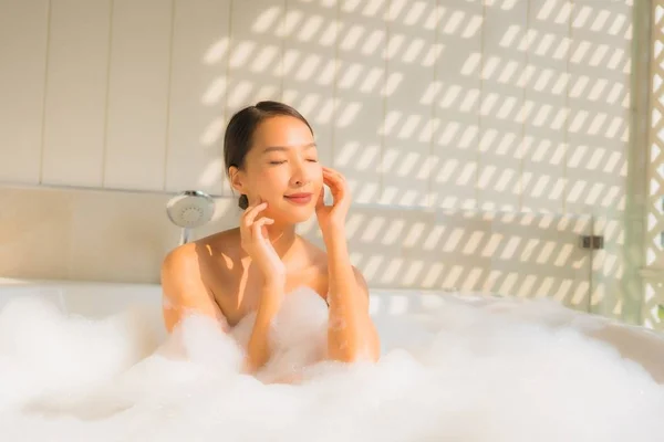 Portret młoda Azjatka relaks wziąć kąpiel w wannie — Zdjęcie stockowe