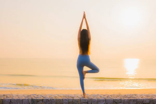 Ritratto giovane donna asiatica fare meditazione intorno mare spiaggia oceano — Foto Stock