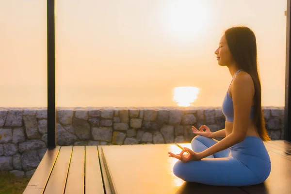 Porträt junge asiatische Frau tun Meditation rund um Meer Strand Ozean — Stockfoto