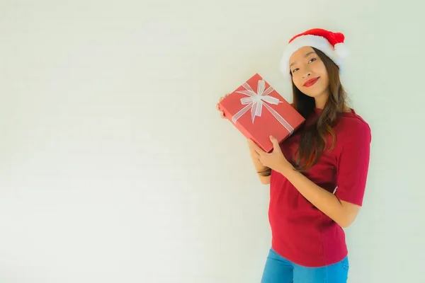 Retrato bonito jovem asiático mulheres desgaste santa chapéu no Natal — Fotografia de Stock