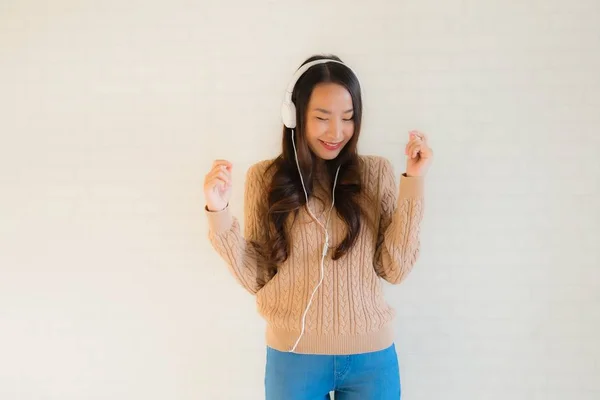 Portret mooi jong aziatisch vrouwen gelukkig genieten met luister mus — Stockfoto