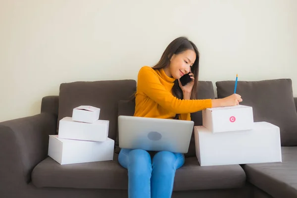 Portret jonge aziatische vrouw met behulp van laptop computer voor het werk met p — Stockfoto