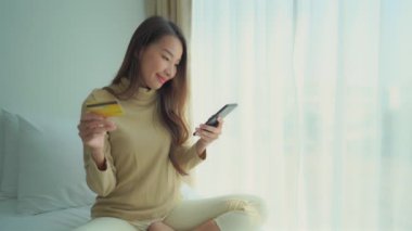 Evinden e-alışveriş yapan güzel Asyalı kadının görüntüleri.