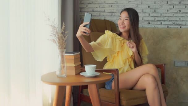 Séquences Belle Femme Asiatique Utilisant Smartphone Maison — Video