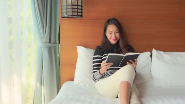 Záběry Krásné Asijské Ženy Čtení Knihy Doma — Stock video