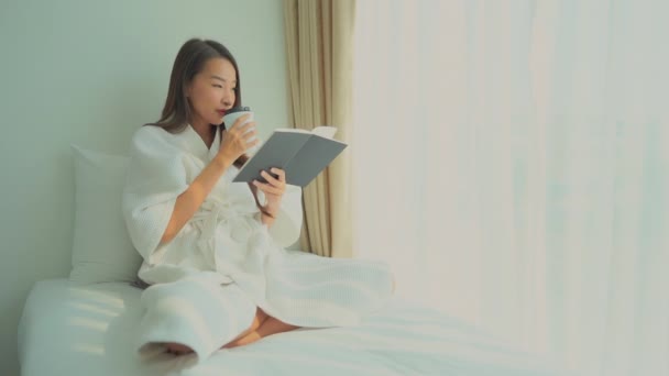 Filmmaterial Von Schönen Asiatischen Frau Lesen Buch Hause — Stockvideo