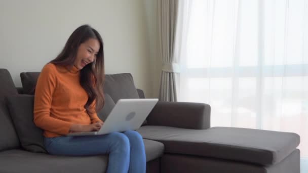 Imagens Mulher Asiática Trabalhando Com Laptop Casa — Vídeo de Stock