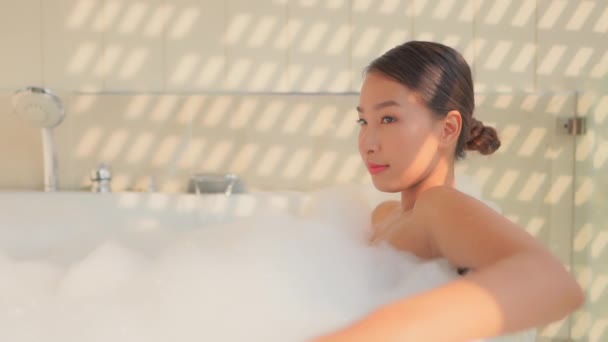 Des Images Belle Femme Asiatique Prenant Bain Avec Des Bulles — Video