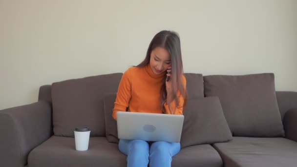 Видео Азиатской Женщины Работающей Ноутбуком Дома — стоковое видео