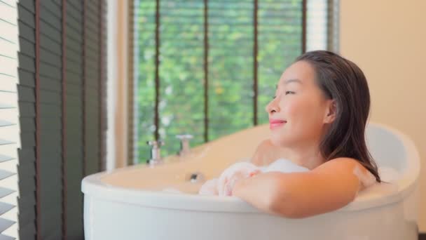 Beeldmateriaal Van Mooi Aziatisch Vrouw Nemen Bad Met Zeepbellen — Stockvideo