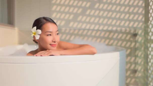 美人アジア人女性がシャボン玉でお風呂に入る映像 — ストック動画