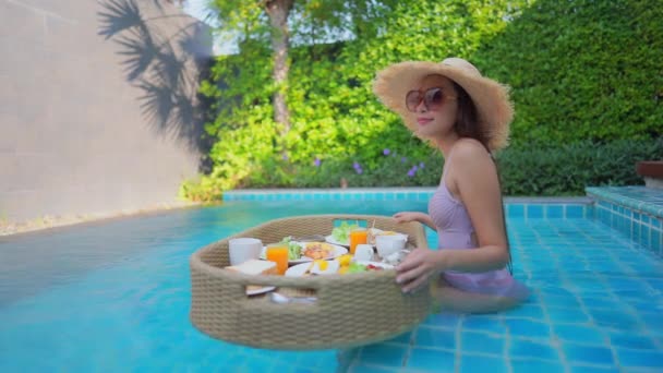 Imagens Bela Mulher Asiática Relaxante Piscina Hotel — Vídeo de Stock