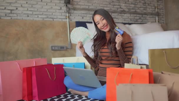 Beeldmateriaal Van Mooie Aziatische Vrouw Het Maken Van Shopping Thuis — Stockvideo