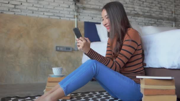 Metraje Hermosa Mujer Asiática Usando Teléfono Inteligente Casa — Vídeo de stock