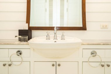 Banyoda musluk suyu ve lavabo dekorasyonu