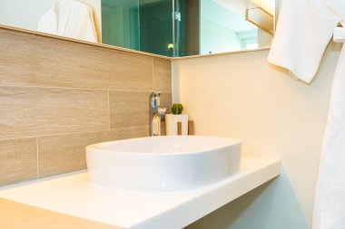 Su yüzeyi ve beyaz lavabo iç dekorasyonu