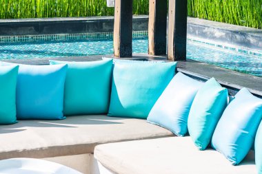 Kanepe koltuğu dekorasyonunda rahat bir yastık.