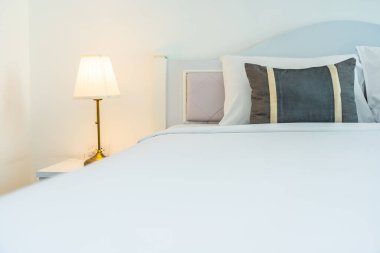 Yatak odasının iç dekorasyonunda yastık.