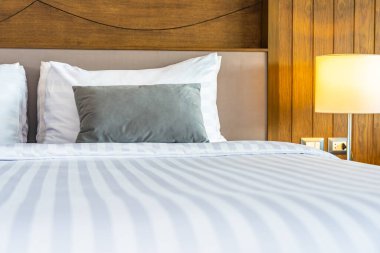 Yatak odasının iç dekorasyonunda yastık.