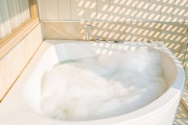 Beyaz küvet ve jakuzi dekorasyonu.