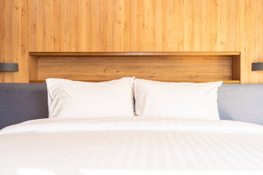 Yatak odasının iç dekorasyonunda yastık.