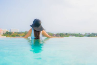 Asyalı kız mutlu gülümsemek güzel genç kadın portre dinlenmek