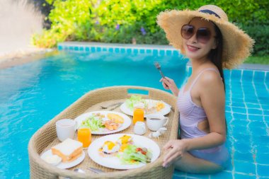 Asyalı genç bir kadının portresi. Mutlu bir gülümseme.