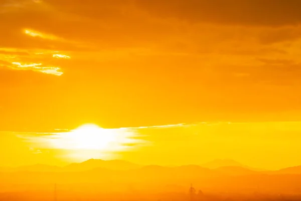 Bela paisagem com nascer do sol ou pôr do sol sobre a montanha — Fotografia de Stock