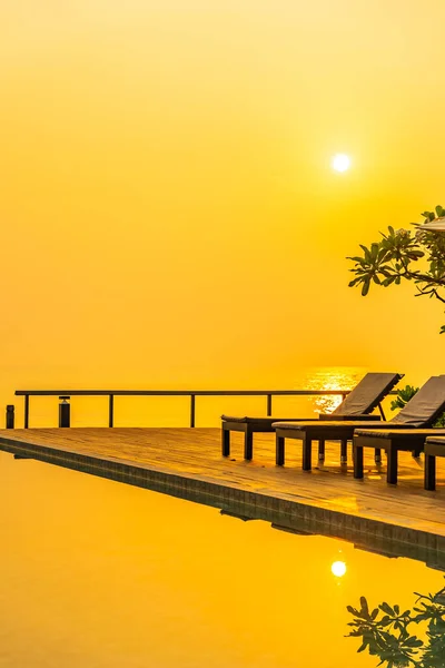 Красивий схід сонця навколо з парасолькою і стільцем відкритий плавальний басейн — стокове фото