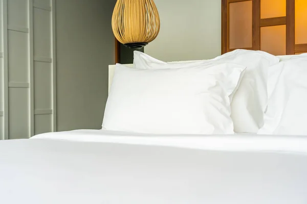 Подушка на кровати украшения интерьера спальни — стоковое фото