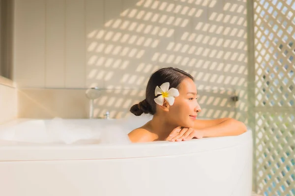 Ritratto giovane donna asiatica relax fare un bagno nella vasca da bagno — Foto Stock