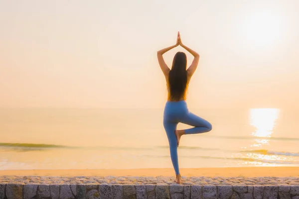 Ritratto giovane donna asiatica fare meditazione intorno mare spiaggia oceano — Foto Stock