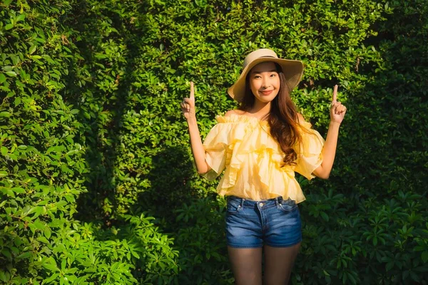 Portrét mladá asijská žena šťastný úsměv relax kolem venkovní natu — Stock fotografie