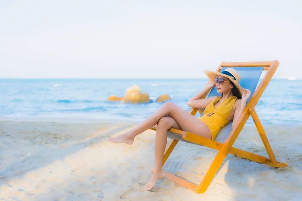 Portrét krásný mladý asijské ženy šťastný relax úsměv kolem se — Stock fotografie