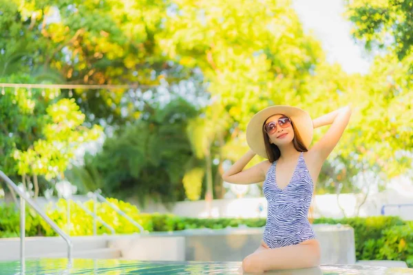 Schöne junge asiatische Frauen glücklich lächeln entspannen um outdoor swi — Stockfoto