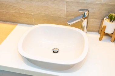 Su yüzeyi ve beyaz lavabo iç dekorasyonu