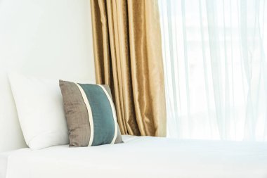 Yatak odasının iç dekorasyonunda yastık.