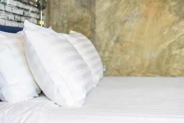 Yatak odasının iç dekorasyonunda yastık.