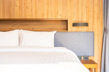 Yatak odasının iç dekorasyonunda yastık.