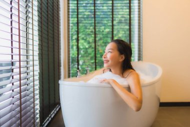 Güzel bir Asyalı kadın portresi. Mutlu bir gülümseme.