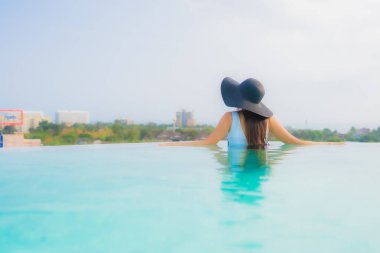 Asyalı kız mutlu gülümsemek güzel genç kadın portre dinlenmek