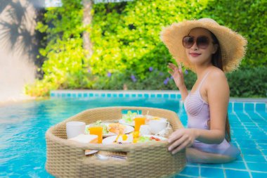 Asyalı genç bir kadının portresi. Mutlu bir gülümseme.